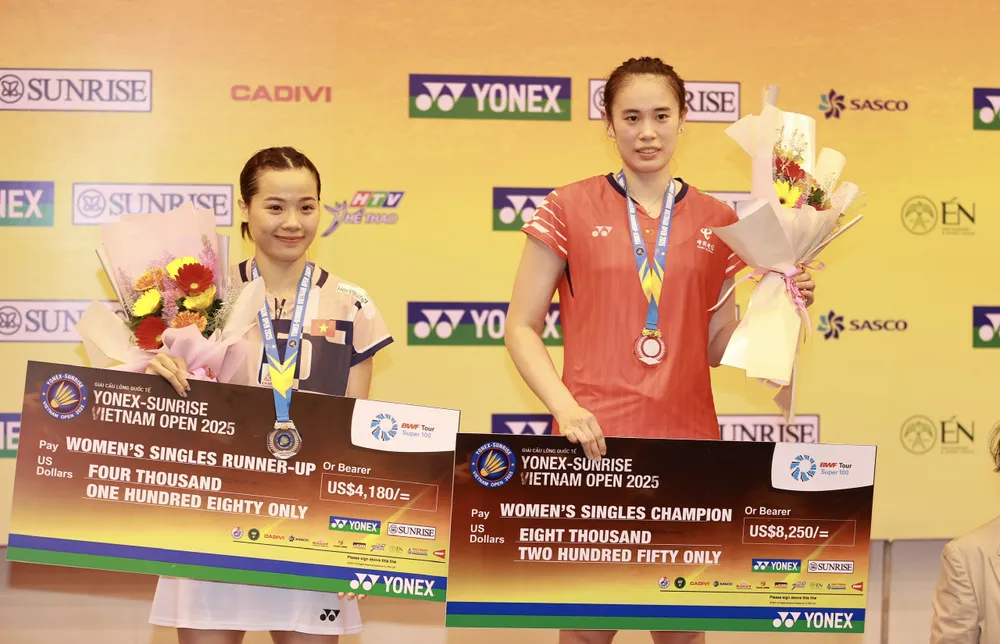 Nguyễn Thùy Linh (trái) giành ngôi á quân Vietnam Open 2025. Ảnh: DŨNG PHƯƠNG 