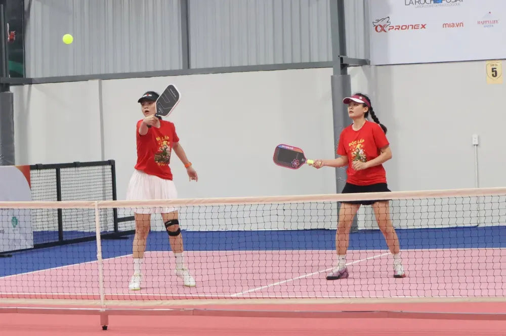 Các cặp đôi thi đấu tại giải Pickleball Báo Phụ nữ TPHCM. Ảnh: THANH TÙNG