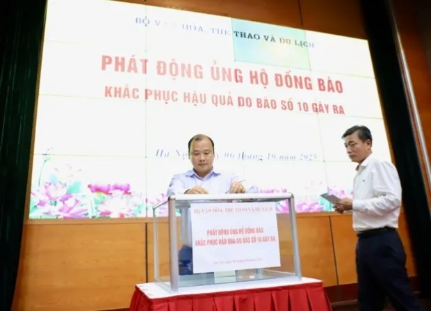 Thứ trưởng Thường trực Bộ VH-TT-DL Lê Hải Bình quyên góp ủng hộ đồng bào bị thiệt hại do bão số 10