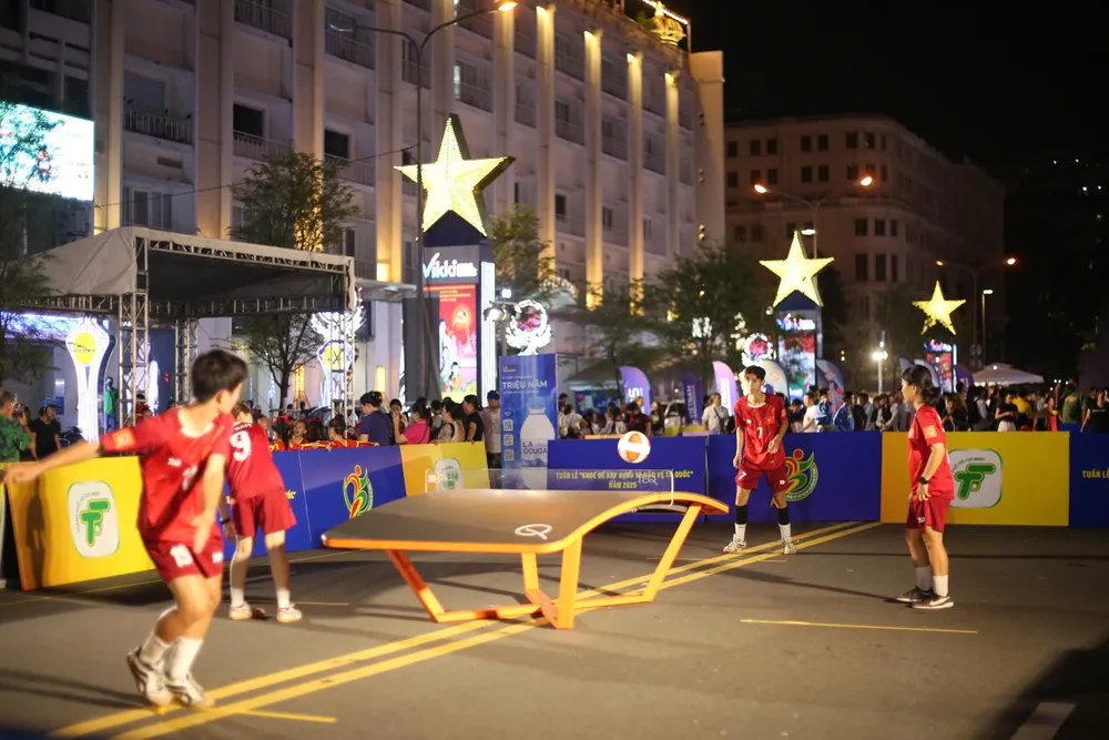 Khu vực môn Teqball tại đường Lê Lợi. Ảnh: DŨNG PHƯƠNG 