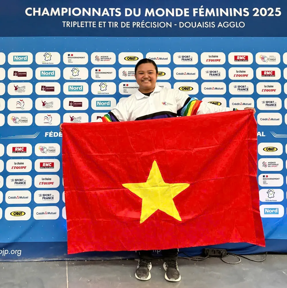 Lê Ngọc Như Ý hạnh phúc với cờ đỏ sao vàng của Việt Nam