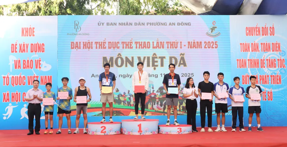 BTC trao giải cho các VĐV nam đạt thành tích ở nội dung chạy việt dã. Ảnh: THANH TÙNG 