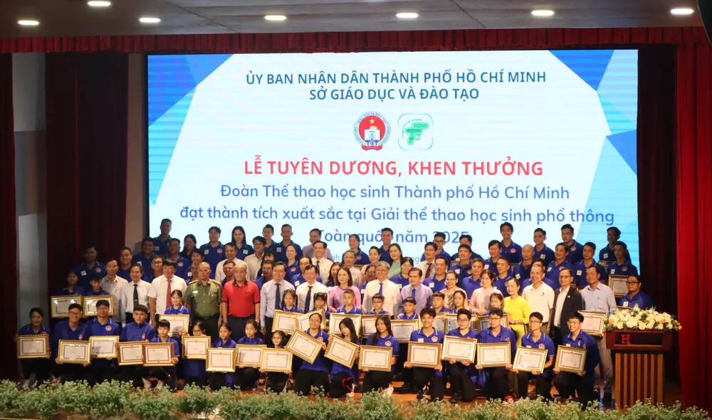 Đoàn Thể thao học sinh TPHCM được tuyên dương, khen thưởng. Ảnh: THANH TÙNG 