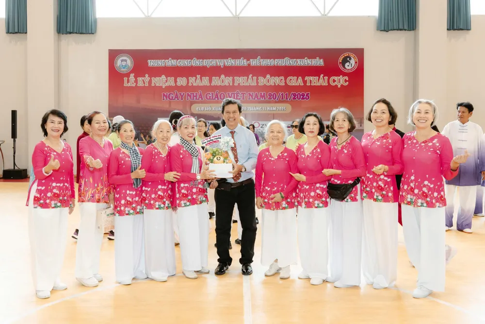 Võ sư Thái Hồng Đông (giữa) là Trưởng bộ môn Đông Gia Thái Cực, phát triển thể thao cho người trung niên, cao tuổi 