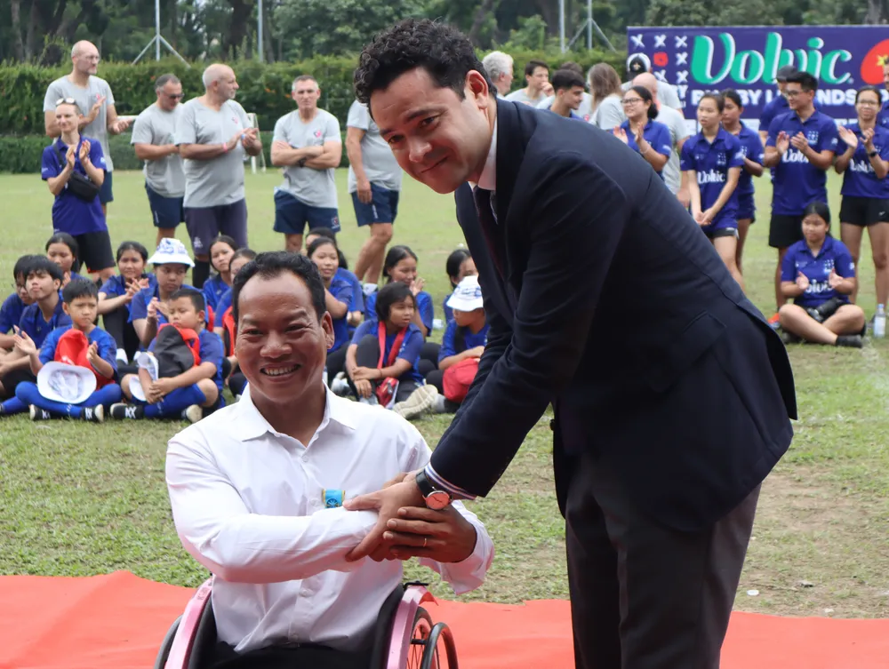 Tổng lãnh sự Pháp tại TPHCM Etienne Ranaivoson trao Huân chương vàng của Bộ Thanh Niên và Thể Thao Pháp cho lực sĩ Lê Văn Công. Ảnh: THANH TÙNG 