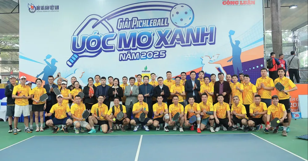 Các đại biểu và VĐV chụp ảnh lưu niệm. Ảnh: BTC