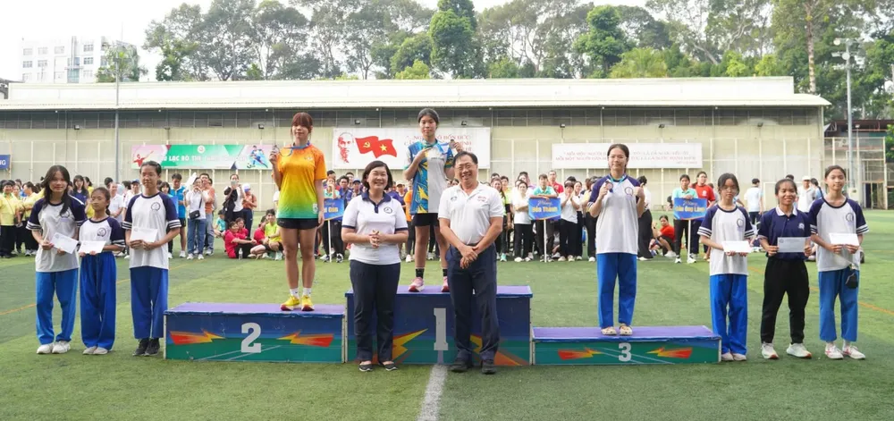 Ban tổ chức trao giải cho các VĐV đạt thành tích ở giải chạy việt dã 