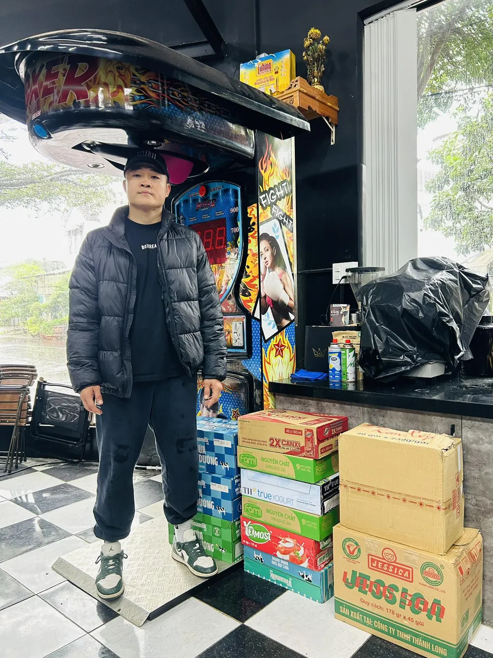 Trương Đình Hoàng nhận các đợt hàng hỗ trợ để chuyển đến người dân vùng mưa lũ