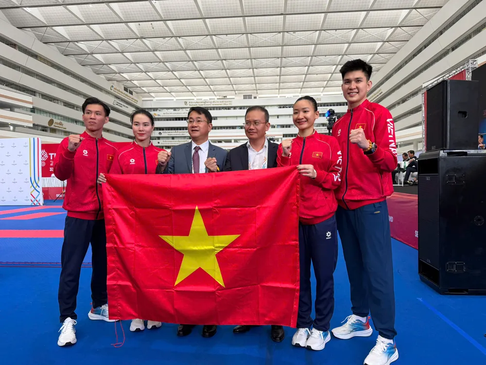 Trưởng đoàn thể thao Việt Nam tại SEA Games 33 Nguyễn Hồng Minh (thứ 3 từ phải sang) cùng các võ sĩ karate Việt Nam. Ảnh: DŨNG PHƯƠNG