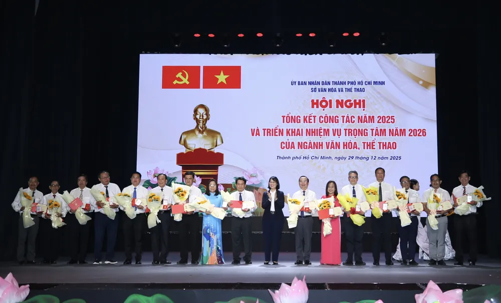 Các tập thể, cá nhân nhận khen thưởng vì có nhiều đóng góp trong năm. Ảnh: DŨNG PHƯƠNG 