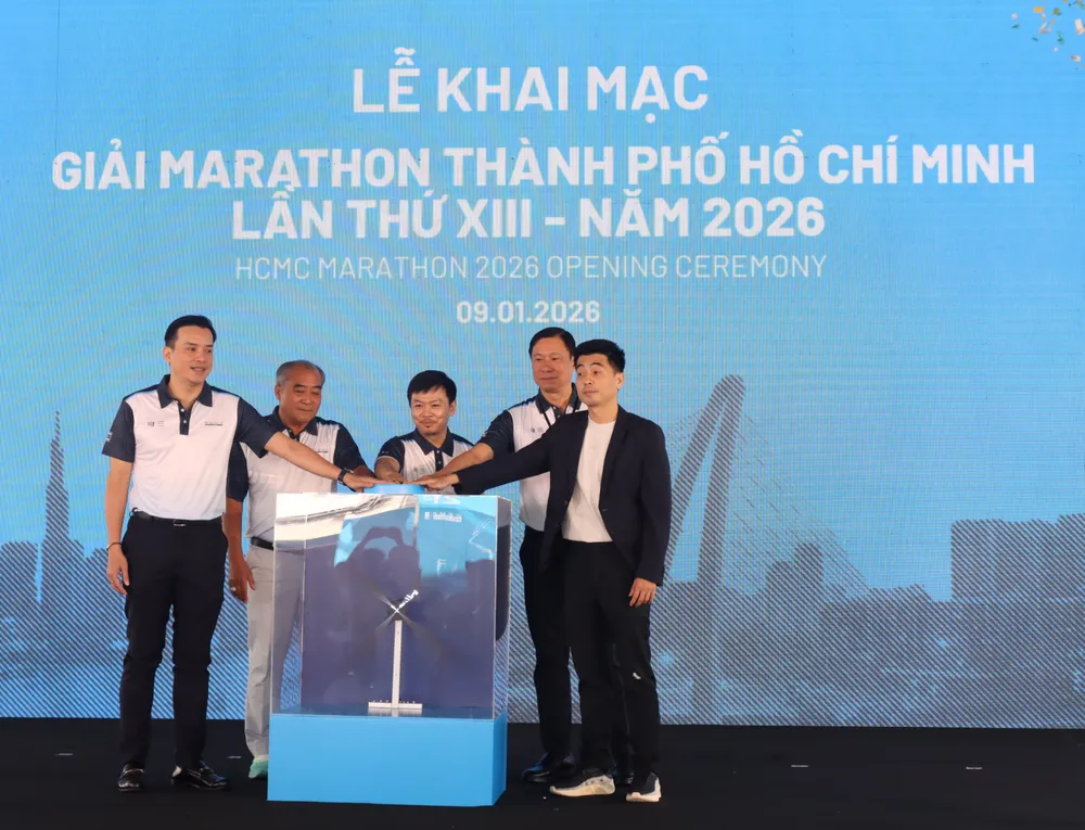 Ban tổ chức thực hiện nghi thức khai mạc HCMC Marathon 2026. Ảnh: THANH TÙNG