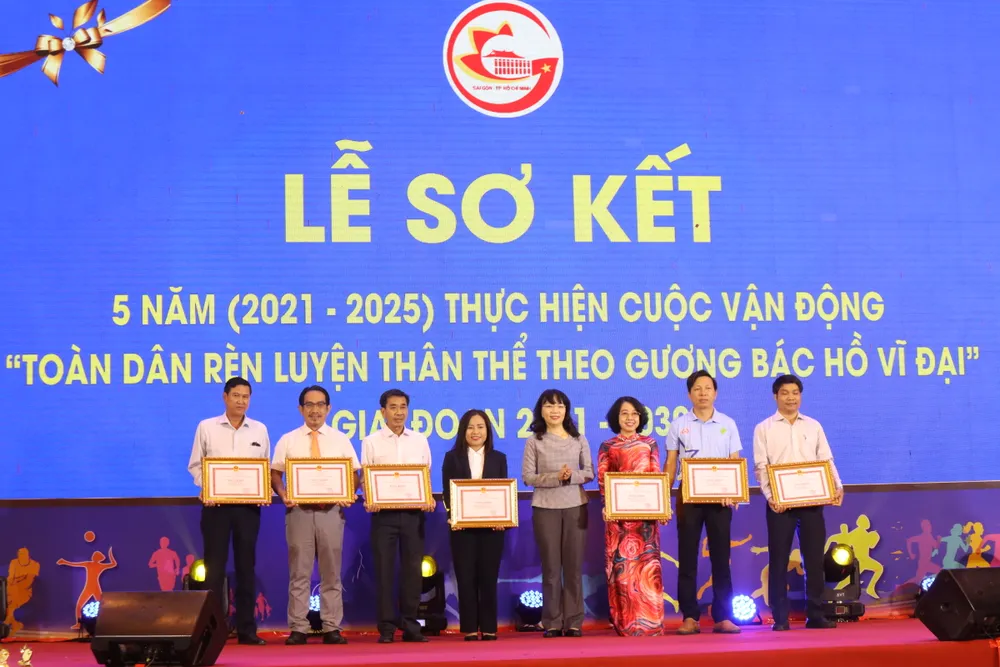 Các tập thể, cá nhân nhận bằng khen của Chủ tịch UBND TPHCM. Ảnh: THANH TÙNG 