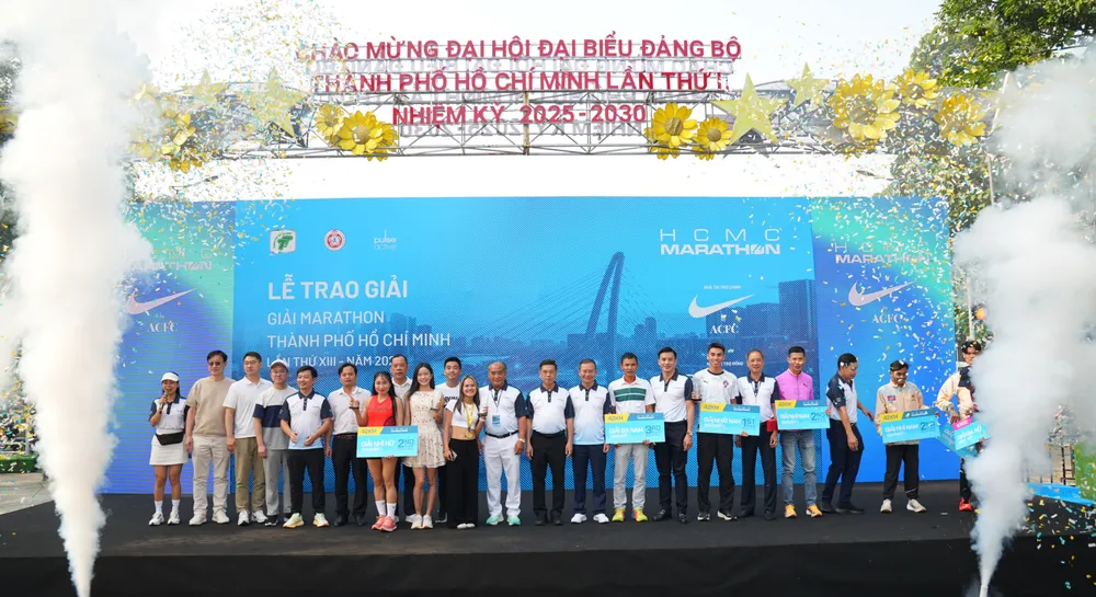 Ban tổ chức trao giải cho các VĐV giành chiến thắng