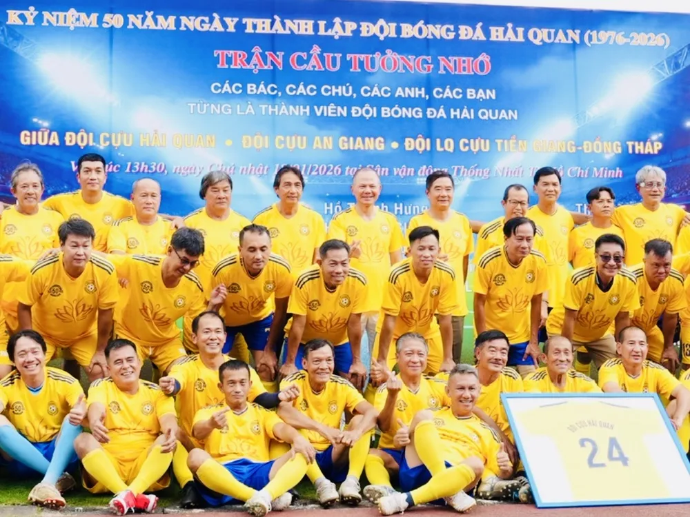 Các cầu thủ chụp hình giao lưu trước trận đấu 