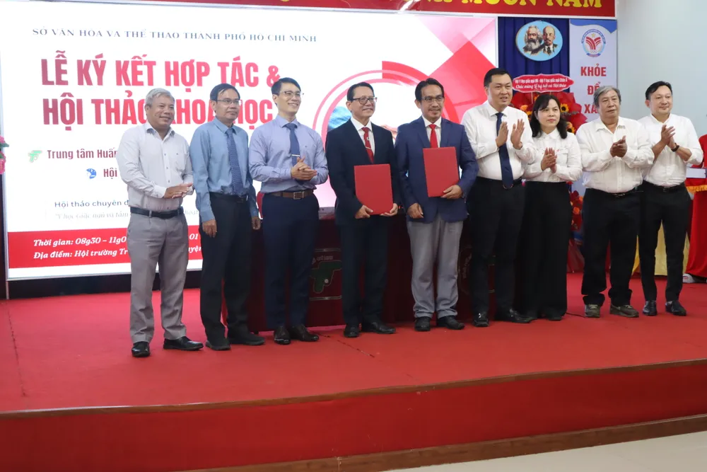 Trung tâm Huấn luyện và Thi đấu TDTT TPHCM đã ký kết Biên bản ghi nhớ hợp tác cùng Hội Y học Giấc ngủ Việt Nam. Ảnh: THANH TÙNG 