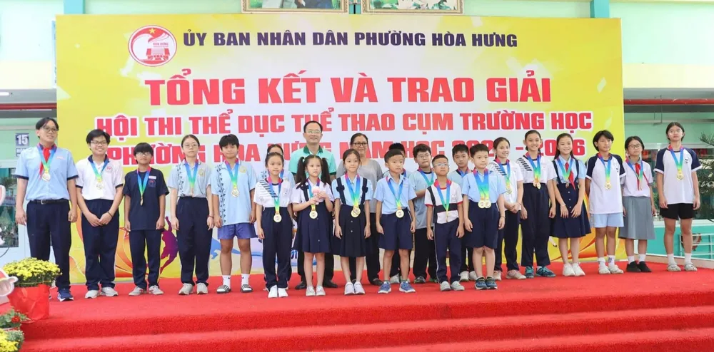 Ban tổ chức trao giải cho các VĐV đạt thành tích cao. Ảnh: TK