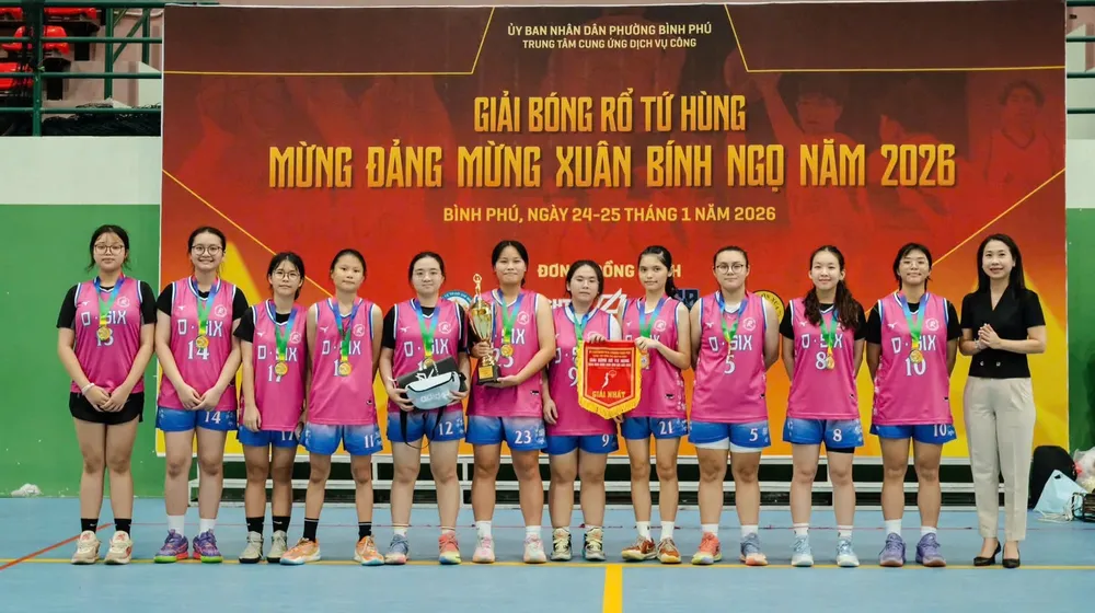 Ban tổ chức trao giải cho đội hạng nhất nữ