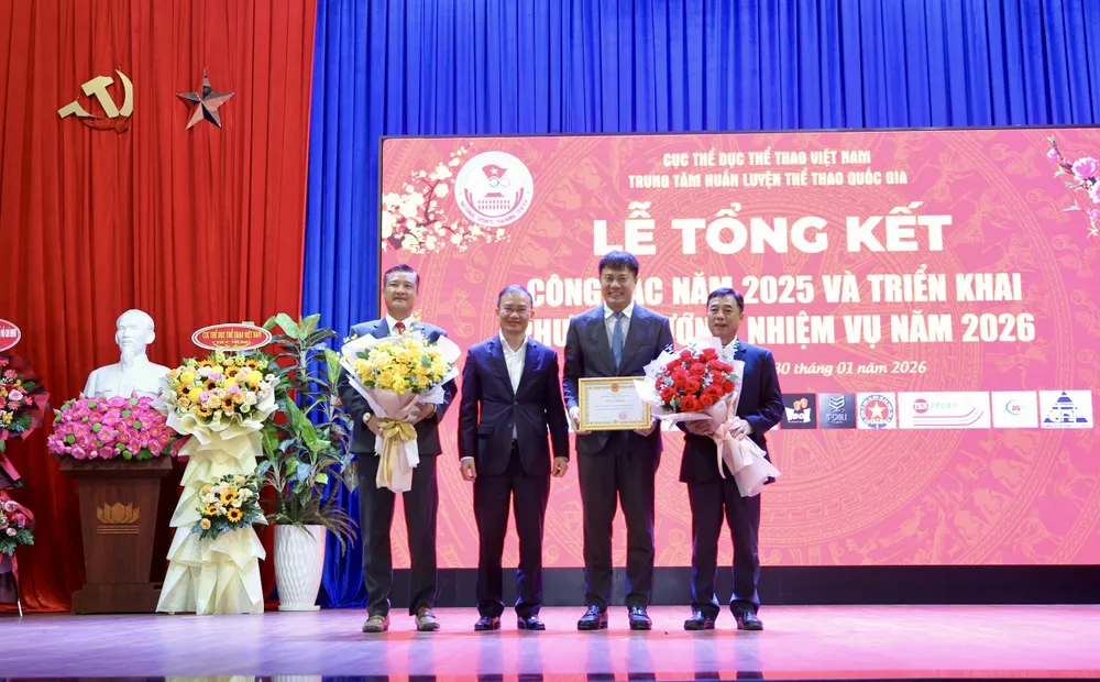 Phó Cục trưởng Cục TDTT Việt Nam Nguyễn Hồng Minh trao hoa và bằng khen chúc mừng Trung tâm HLTTQG. Ảnh: DŨNG PHƯƠNG