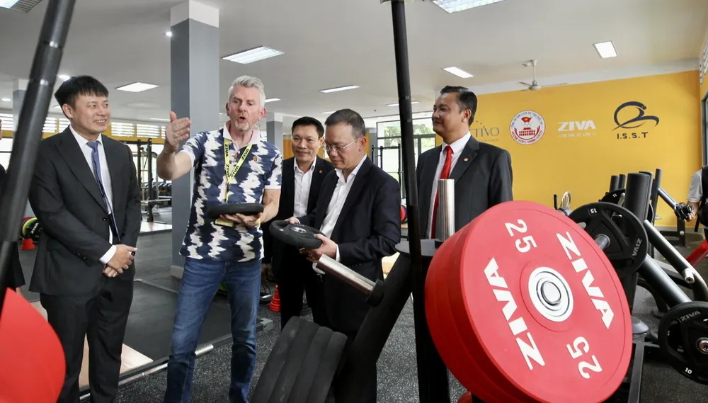 Các đại biểu tham quan trang thiết bị tại phòng tập luyện mới tại Trung tâm HLTTQG. Ảnh: QUỲNH MAI