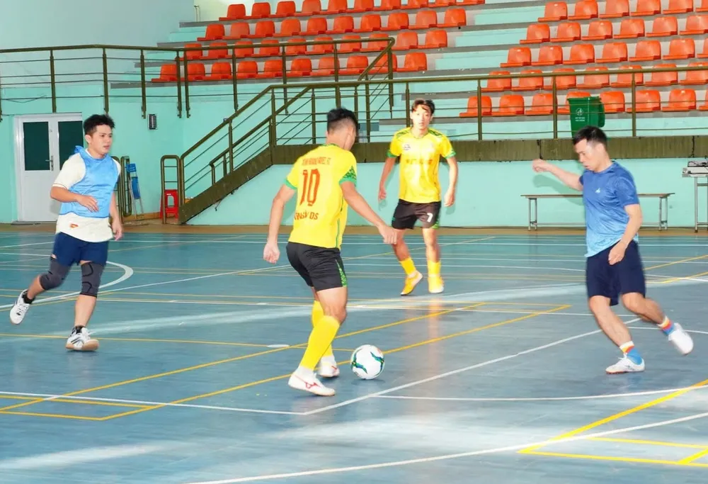 Các đội tranh tài sôi nổi 