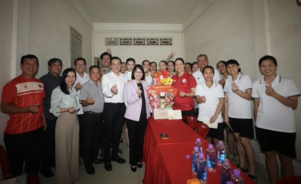 Đoàn lãnh đạo UBND TPHCM đến thăm đội tuyển bóng chuyền nữ TPHCM. Ảnh: QUỲNH MAI