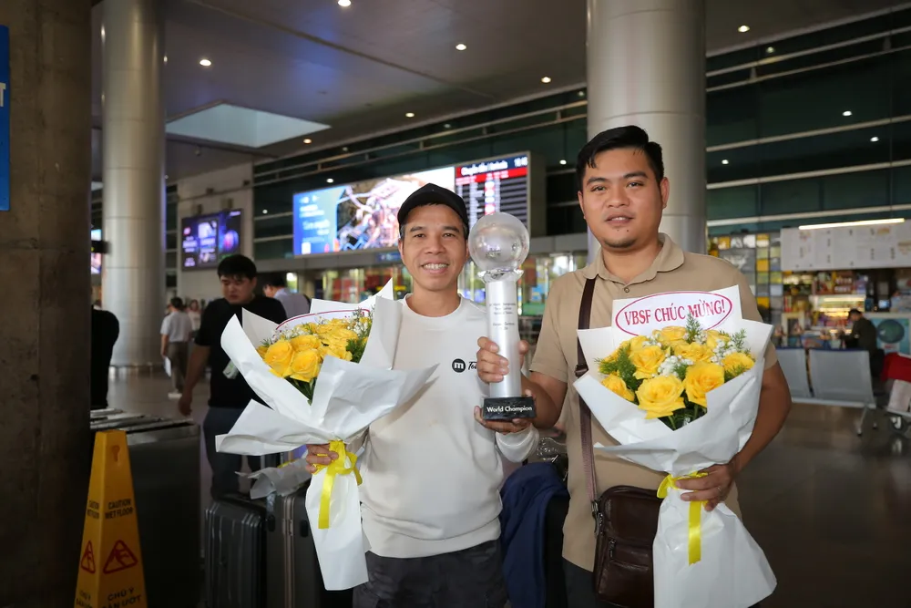 Quyết Chiến và Thanh Tự với chiếc cúp vô địch billiards đồng đội thế giới 2026. Ảnh: DŨNG PHƯƠNG 