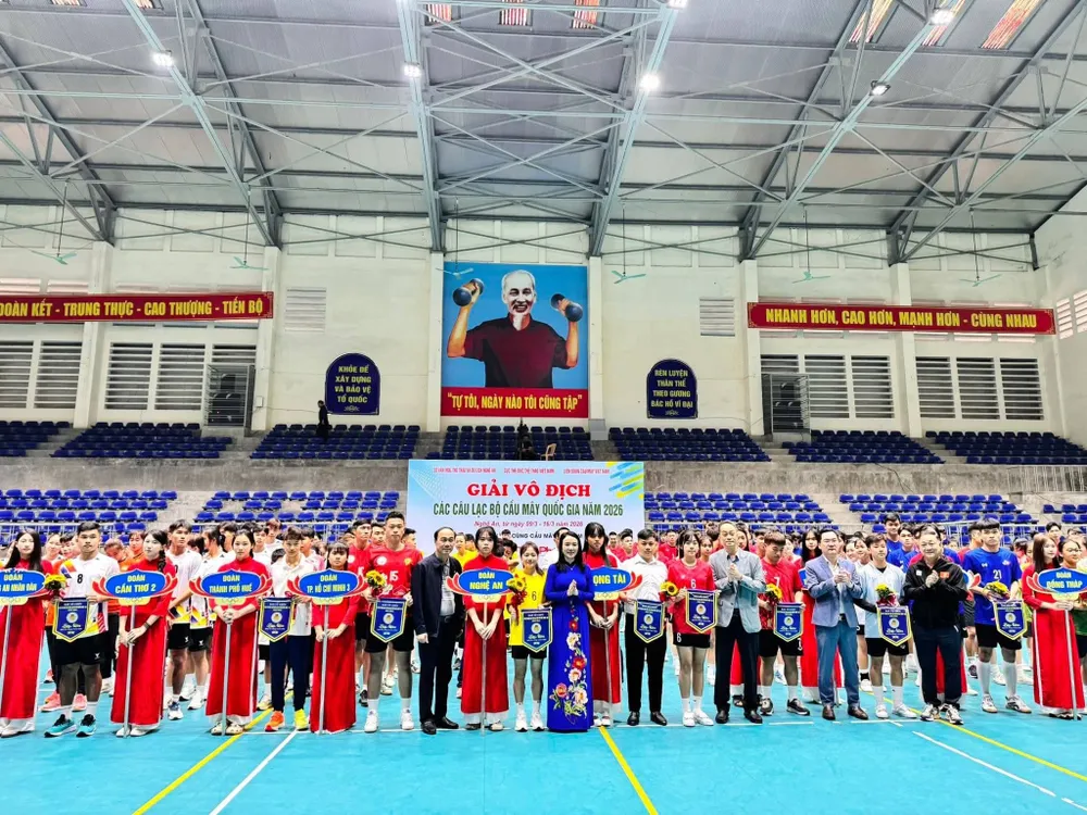 BTC giải trao cờ lưu niệm cho các đơn vị tham dự 