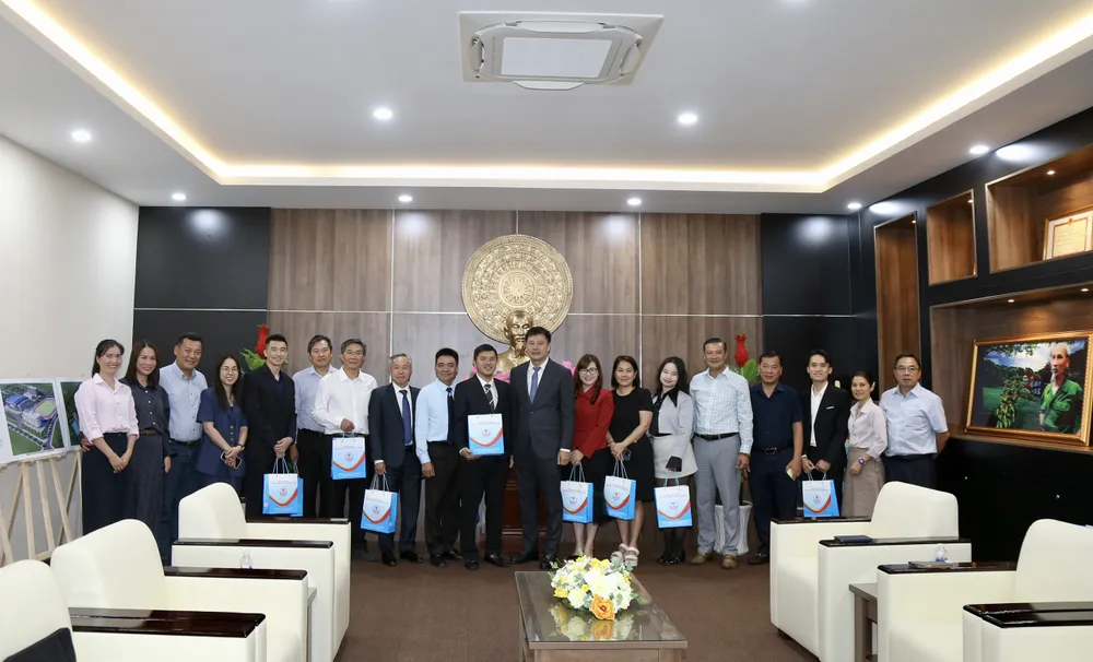 Đại diện Trung tâm HLTTQG chụp ảnh lưu niệm cùng các đơn vị đối tác. Ảnh: DŨNG PHƯƠNG 