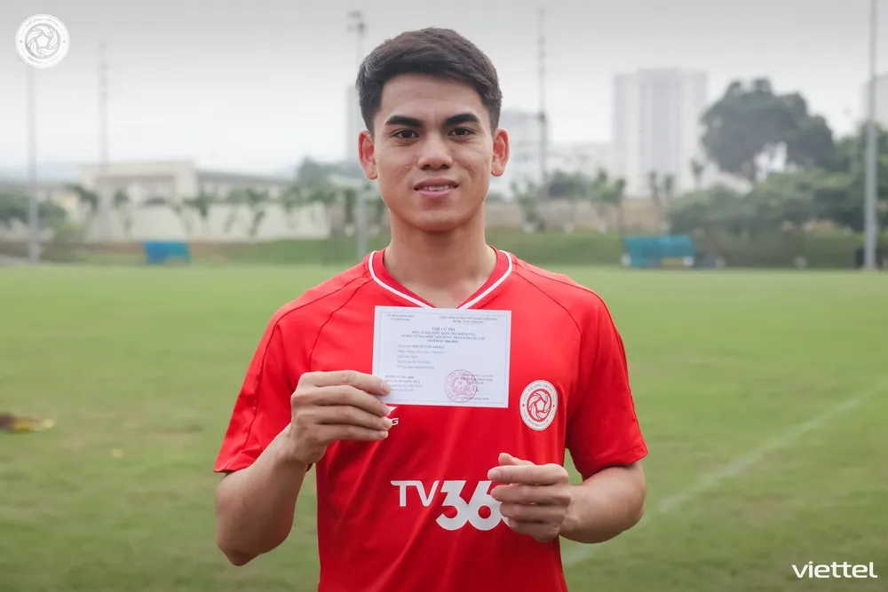 Khuất Văn Khang tự hào cầm trên tay tấm thẻ cử tri