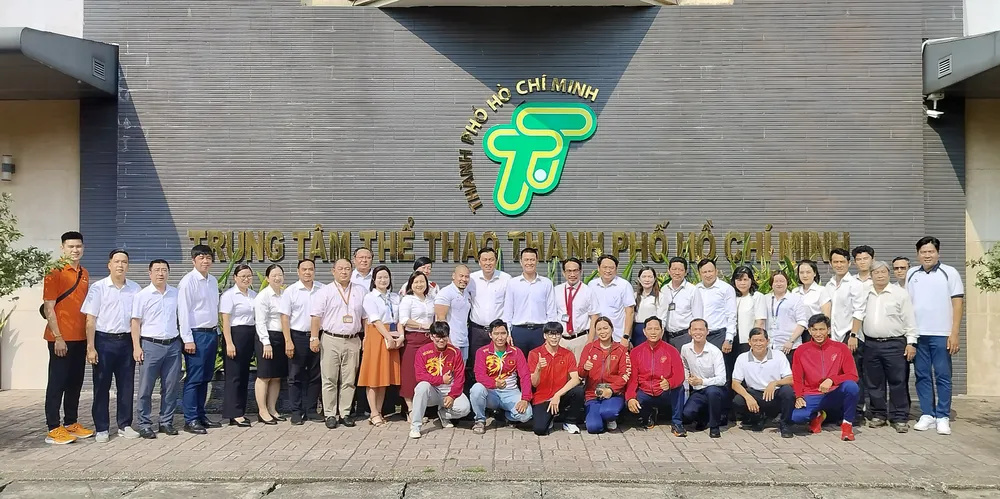 Đại diện Ban Tuyên giáo và Dân vận Thành ủy TPHCM cùng các huấn luyện viên, vận động viên TPHCM. Ảnh: THANH TÙNG 