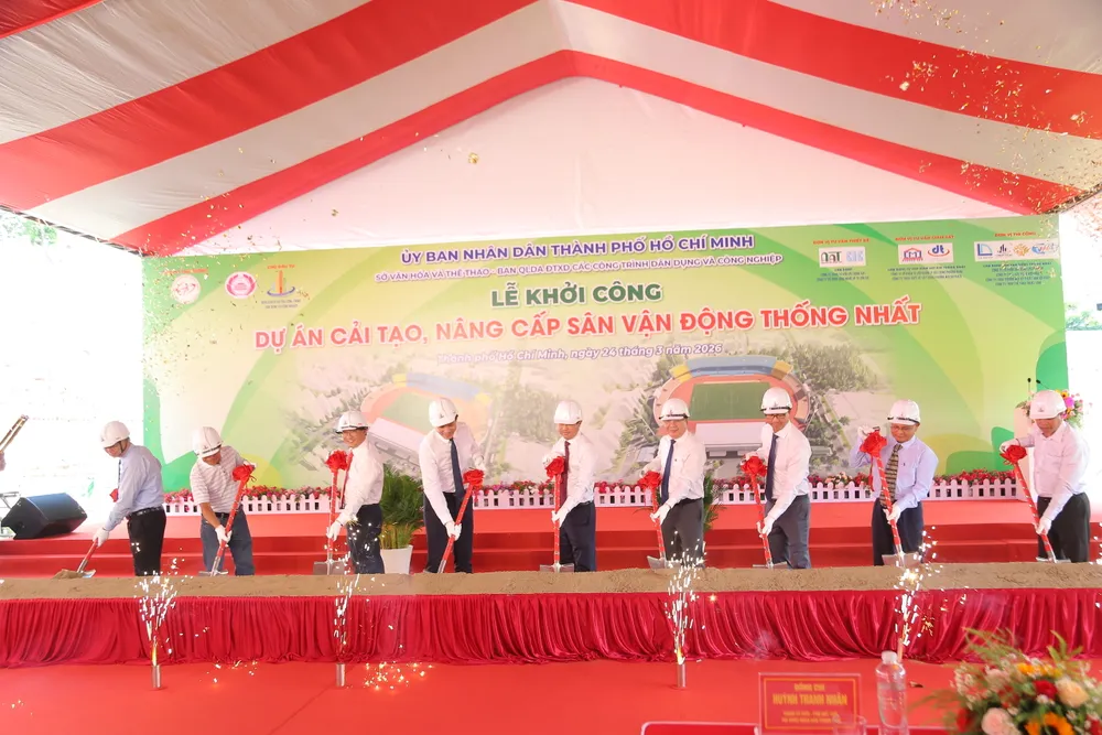 Các lãnh đạo thực hiện nghi thức khởi công dự án sân vận động Thống Nhất. Ảnh. DŨNG PHƯƠNG