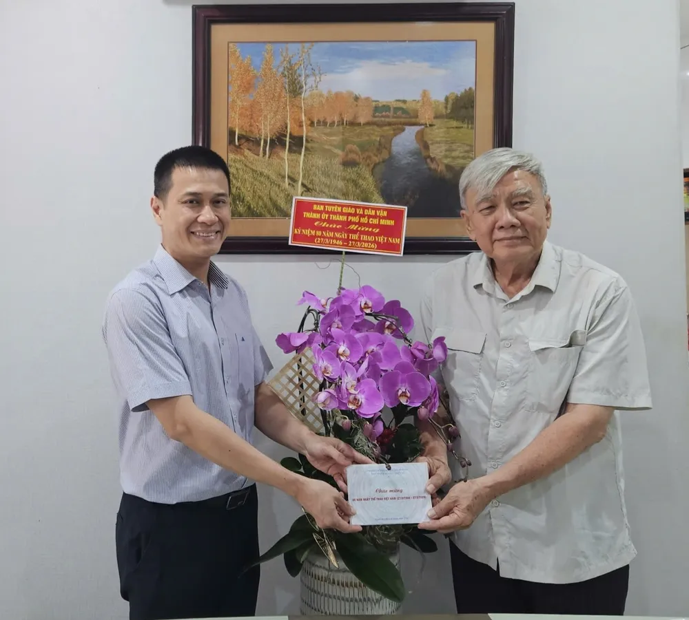 Phó Trưởng Ban Tuyên giáo và Dân vận Thành ủy TPHCM Nguyễn Việt Long (trái) thăm hỏi và chúc sức khỏe GS.TS Lâm Quang Thành 