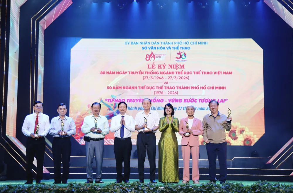 Chủ tịch HĐND TPHCM Võ Văn Minh (thứ 4 từ trái sang) và Phó Chủ tịch UBND TPHCM Trần Thị Diệu Thúy trao kỷ niệm chương tri ân đến các lãnh đạo thể thao TPHCM qua nhiều thời kỳ. Ảnh: DŨNG PHƯƠNG 