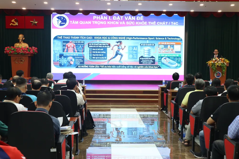 Các chuyên gia báo cáo tham luận tại hội nghị. Ảnh: THANH TÙNG 