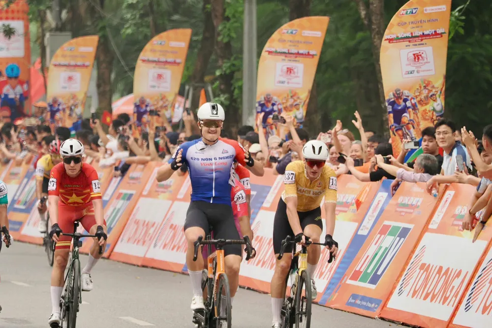 Patrick Patterson giơ tay ăn mừng chiến thắng. Ảnh: Hoàng Hùng