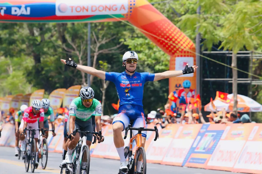 Tay đua Patrick Patterson dang tay ăn mừng chiến thắng. Ảnh: Hoàng Hùng