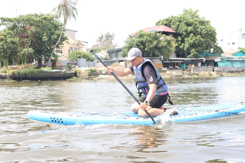 Người dân được hướng dẫn kỹ năng an toàn khi tham gia chèo SUP, cũng như các hoạt động trong môi trường nước. Ảnh: THANH TÙNG 