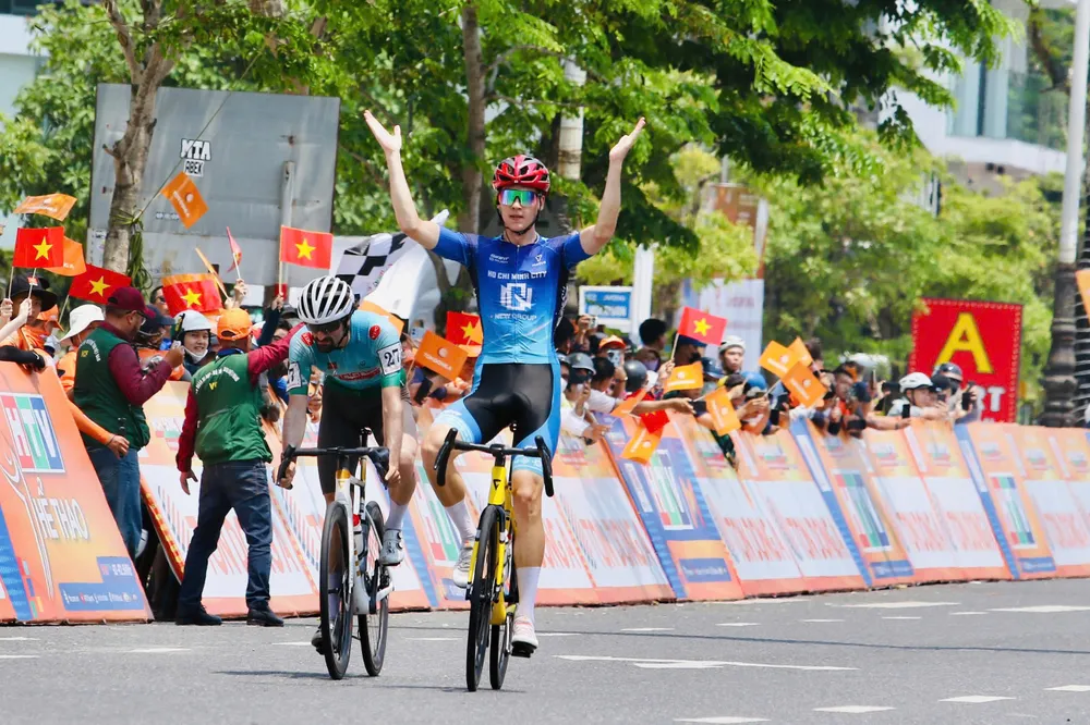 Tay đua Yarash Uladzislau ăn mừng tại đích đến. Ảnh: Hoàng Hùng