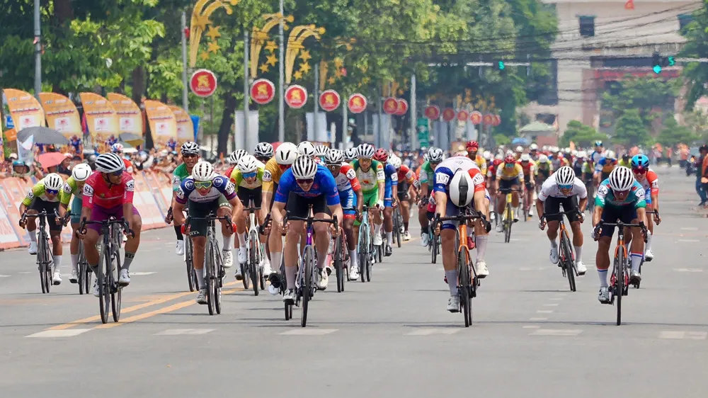 Cả hai tay đua cán đích gần như cùng lúc. Ảnh: Hoàng Hùng