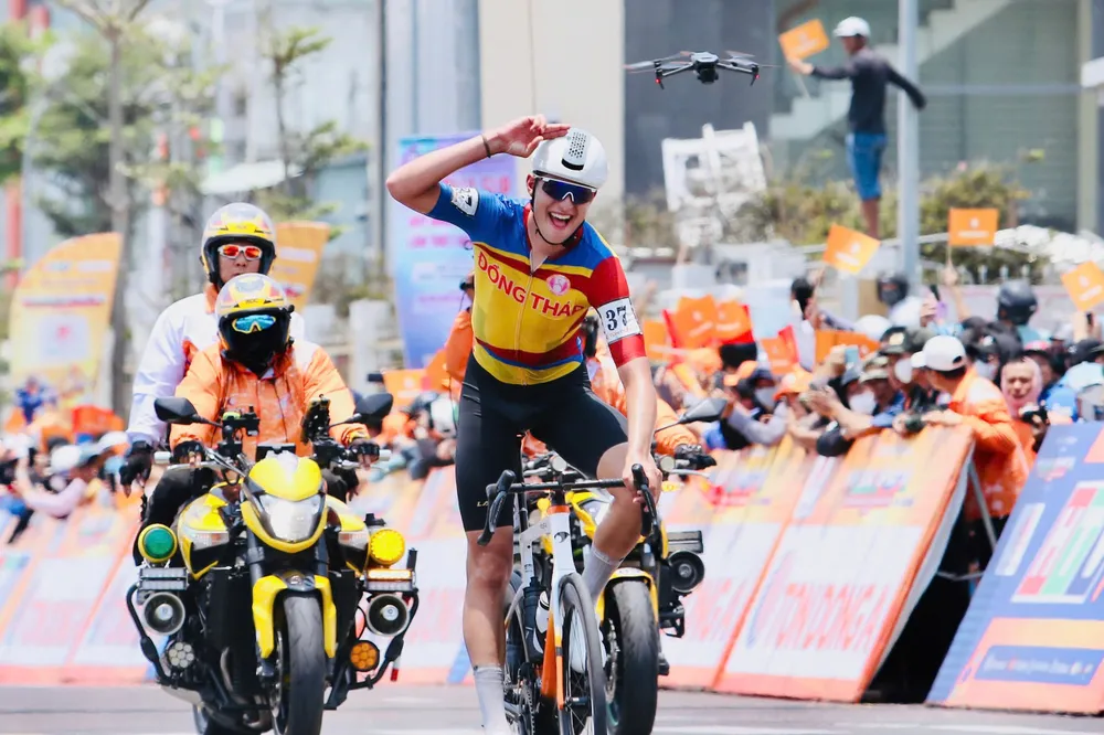 Pha solo ngoạn mục về đích một mình của Christoph Janssen. Ảnh: Hoàng Hùng