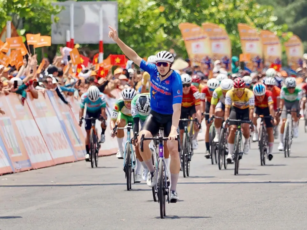 Áo xanh Marchuk Dzianis tiếp tục là người chiến thắng. Ảnh: Hoàng Hùng