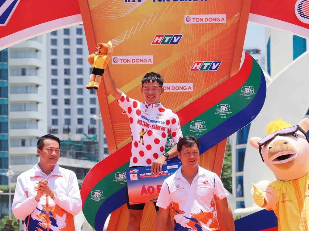 Phạm Lê Xuân Lộc mặc thêm chiếc Áo đỏ. Ảnh: Hoàng Hùng