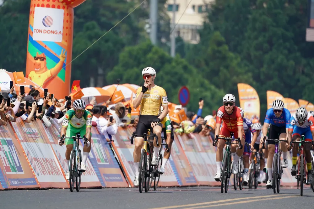 Popov Anton giơ tay ăn mừng chiến thắng. Ảnh: Hoàng Hùng