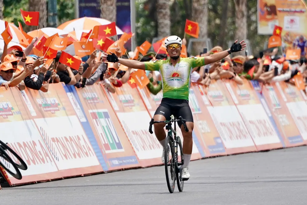 Trịnh Đức Tâm dang tay ăn mừng chiến thắng. Ảnh: Hoàng Hùng