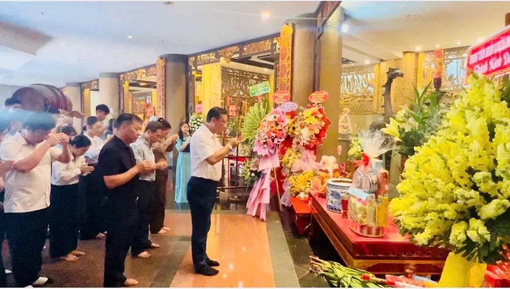 Đại diện Trung tâm HLTTQG dâng hương tưởng niệm các Vua Hùng tại Công viên Lịch sử - Văn hóa dân tộc. Ảnh: NGỌC LINH 