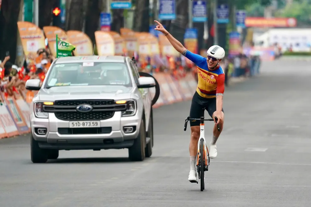 Christoph Janssen một mình lao về đích. Ảnh: Hoàng Hùng