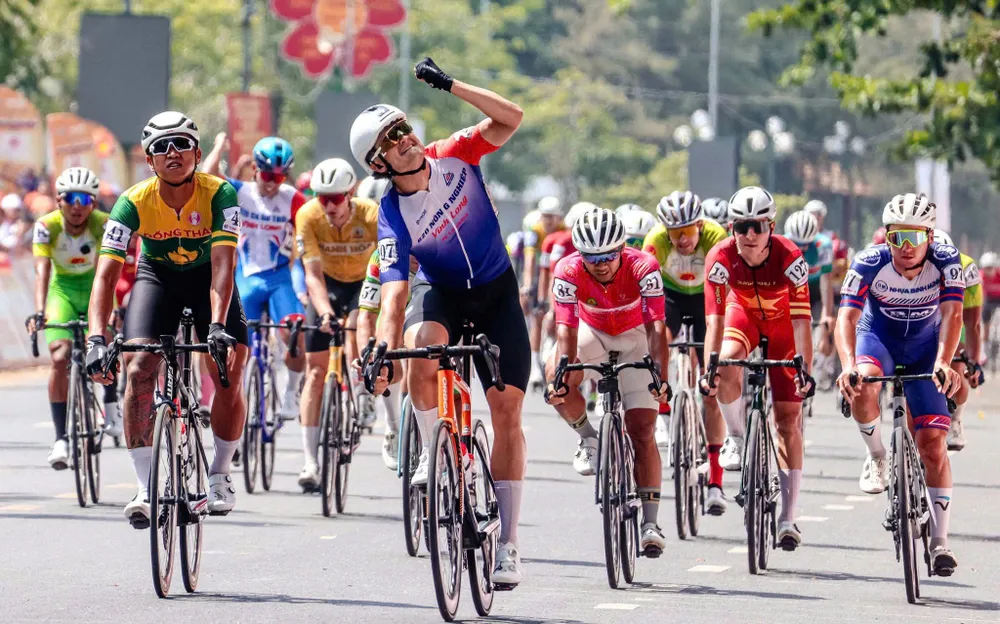 Niềm vui chiến thắng của Patrick Patterson. Ảnh: Hoàng Hùng