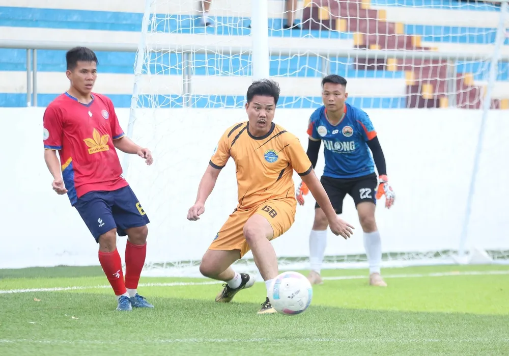 Cựu tuyển thủ quốc gia Việt Nam Phạm Như Thuần trong màu áo của đội chủ nhà Đồng hương Thanh Hóa tại Khánh Hòa