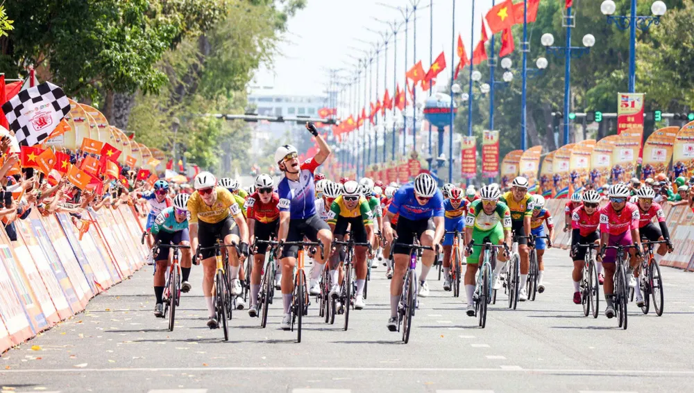 Niềm vui chiến thắng của Patrick Patterson. Ảnh: Hoàng Hùng