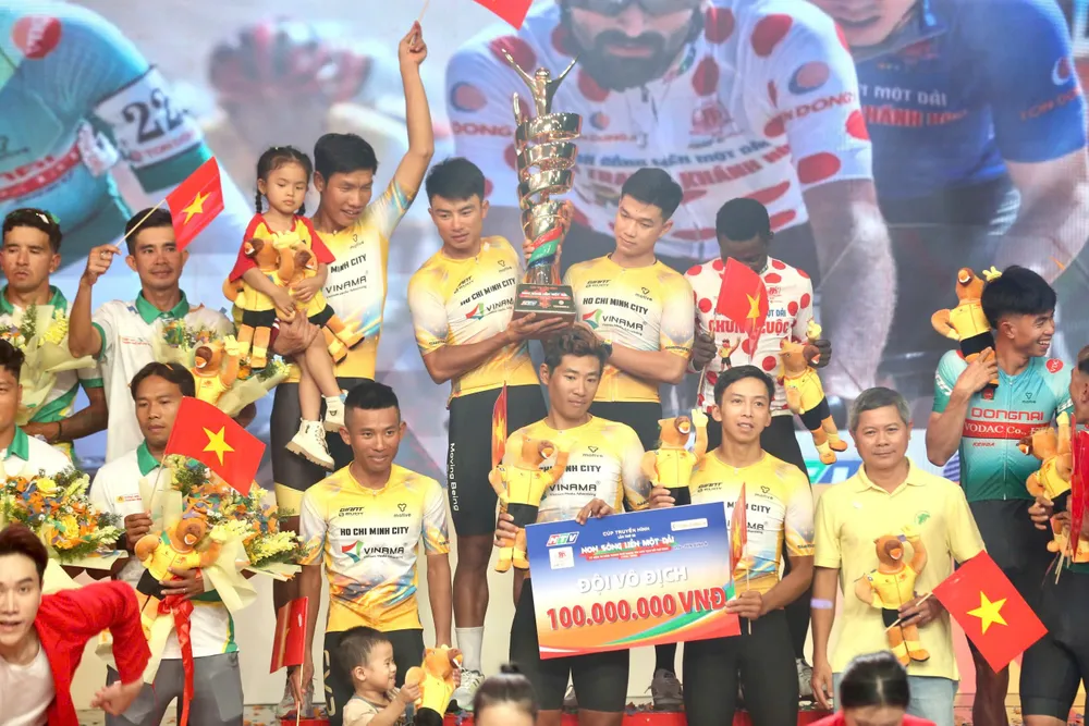 Đội TPHCM với chức vô địch đồng đội. Ảnh: Hoàng Hùng 